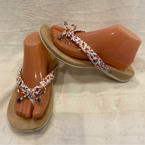 Vionic Bella Sandals FlipFlops Comfortable Orthotic White Dainty Floral Sz 9 EUC - Picture 1 of 12